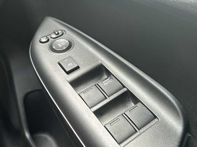 ホンダ フィット 13G F 高知県 2017(平29)年 3.7万km プレミアムホワイトパールⅡ 社外７インチナビ/（フルセグＴＶ／Ｂｌｕｅｔｏｏｔｈオーディオ／ＣＤ・ＤＶＤ）/ＥＴＣ/ＬＥＤヘッドライト/オートライト/純正フロアマット/社外アルミホイール/スマートキー/スペアキー