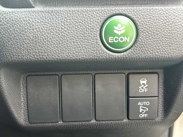 ホンダ フィット 13G F 高知県 2017(平29)年 3.7万km プレミアムホワイトパールⅡ 社外７インチナビ/（フルセグＴＶ／Ｂｌｕｅｔｏｏｔｈオーディオ／ＣＤ・ＤＶＤ）/ＥＴＣ/ＬＥＤヘッドライト/オートライト/純正フロアマット/社外アルミホイール/スマートキー/スペアキー