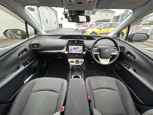 トヨタ プリウス Sセーフティプラス 静岡県 2017(平29)年 8.7万km アティチュードブラックマイカ ユーザー買取車両/純正SDナビ（DSZT-YC4T）/[FM/AM/BT/CD/地デジTV]/純正LEDライト/純正15インチAW/クルーズコントロール/エンジンスタートボタン/ETC/バックカメラ/純正フロアマット/横滑り防止装置/レーンアシスト/コーナーセンサー/ドライブレコーダー（KP201930）/衝撃被害軽減システム/スマートキー