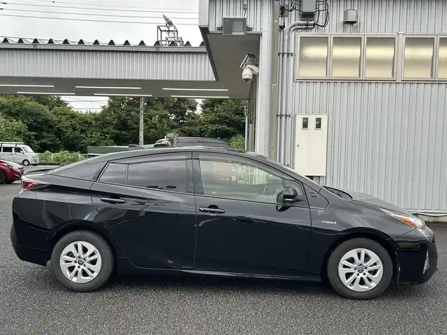 トヨタ プリウス Sセーフティプラス 静岡県 2017(平29)年 8.7万km アティチュードブラックマイカ ユーザー買取車両/純正SDナビ（DSZT-YC4T）/[FM/AM/BT/CD/地デジTV]/純正LEDライト/純正15インチAW/クルーズコントロール/エンジンスタートボタン/ETC/バックカメラ/純正フロアマット/横滑り防止装置/レーンアシスト/コーナーセンサー/ドライブレコーダー（KP201930）/衝撃被害軽減システム/スマートキー