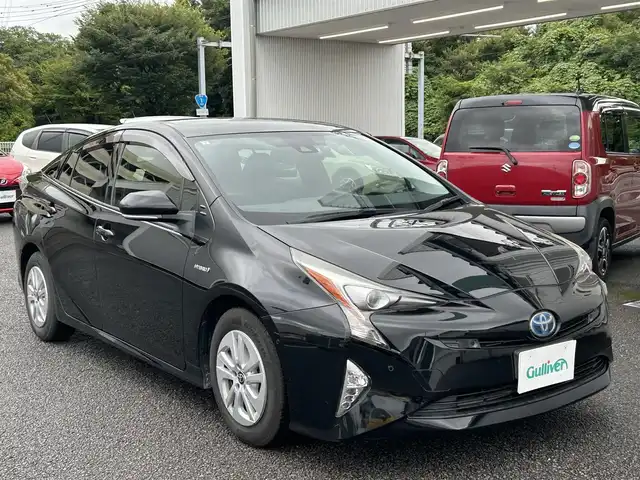 トヨタ プリウス Sセーフティプラス 静岡県 2017(平29)年 8.7万km アティチュードブラックマイカ ユーザー買取車両/純正SDナビ（DSZT-YC4T）/[FM/AM/BT/CD/地デジTV]/純正LEDライト/純正15インチAW/クルーズコントロール/エンジンスタートボタン/ETC/バックカメラ/純正フロアマット/横滑り防止装置/レーンアシスト/コーナーセンサー/ドライブレコーダー（KP201930）/衝撃被害軽減システム/スマートキー