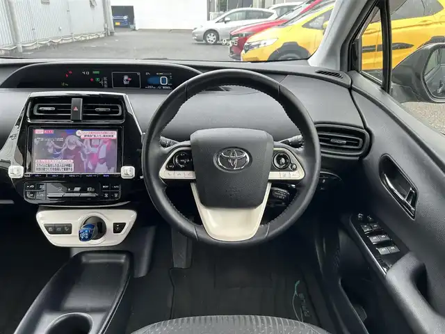 トヨタ プリウス Sセーフティプラス 静岡県 2017(平29)年 8.7万km アティチュードブラックマイカ ユーザー買取車両/純正SDナビ（DSZT-YC4T）/[FM/AM/BT/CD/地デジTV]/純正LEDライト/純正15インチAW/クルーズコントロール/エンジンスタートボタン/ETC/バックカメラ/純正フロアマット/横滑り防止装置/レーンアシスト/コーナーセンサー/ドライブレコーダー（KP201930）/衝撃被害軽減システム/スマートキー
