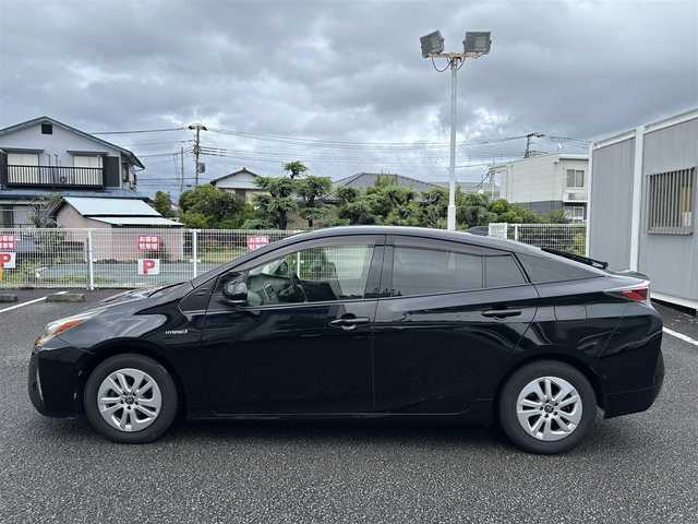 トヨタ プリウス Sセーフティプラス 静岡県 2017(平29)年 8.7万km アティチュードブラックマイカ ユーザー買取車両/純正SDナビ（DSZT-YC4T）/[FM/AM/BT/CD/地デジTV]/純正LEDライト/純正15インチAW/クルーズコントロール/エンジンスタートボタン/ETC/バックカメラ/純正フロアマット/横滑り防止装置/レーンアシスト/コーナーセンサー/ドライブレコーダー（KP201930）/衝撃被害軽減システム/スマートキー