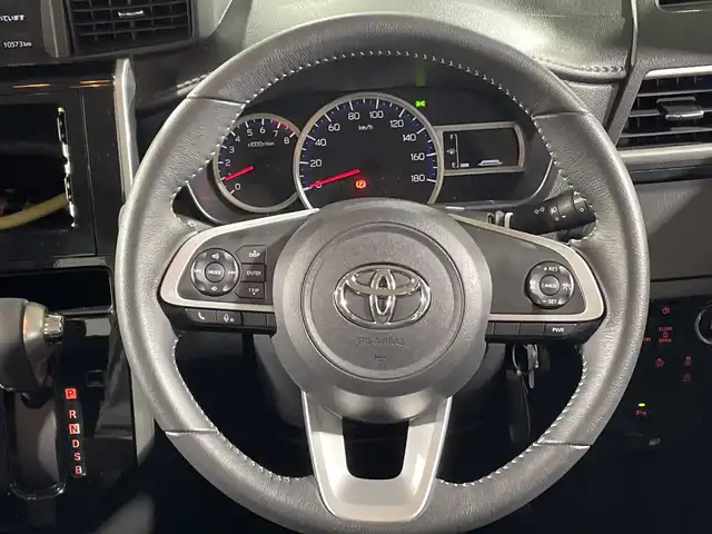 トヨタ ルーミー カスタムG 福岡県 2022(令4)年 1.1万km プラムブラウンパールクリスタルシャイン プッシュスタート/両側パワースライドドア/アイドリングストップ/オートブレーキホールド/純正LEDヘッドライト/シートヒーター/ドアバイザー/フォグランプ/保証書/スペアキー
