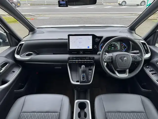 トヨタ ノア ハイブリッド S－Z 滋賀県 2025(令7)年 0.8万km ホワイトパールクリスタルシャイン ワンオーナー/純正10.5インチディスプレイオーディオPLUS/　コネクティッドナビ対応/　フルセグ Bluetooth CD DVD AM FM/CD・DVDデッキ/パノラミックビューモニター（シースルービュー）/トヨタチームメイト/プロジェクター式LEDヘッドランプ/快適利便パッケージHI/ハンズフリーデュアルパワースライドドア/パワーバックドア/ナノイーX/ステアリンヒーター/キャプテンシート/Toyota Safety Sense /プリクラッシュセーフティー/レーントレーシングアシスト/レーンディパーチャーアラート/レーダークルーズコントロール/ロードサインアシスト/オートマチックハイビーム/ドライバー異常時対応システム/プロアクティブドライビングアシスト/発進遅れ告知機能/パーキングブレーキサポート/クリアランスソナー /AC100V/TZドライブレコーダー前後/ETC2.0/純正17インチアルミ/純正ドアバイザー/スマートキー×2/プッシュスタート/