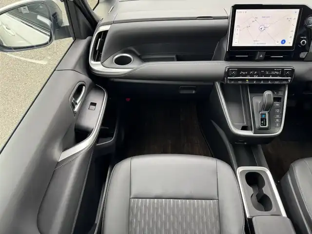 トヨタ ノア ハイブリッド S－Z 滋賀県 2025(令7)年 0.8万km ホワイトパールクリスタルシャイン ワンオーナー/純正10.5インチディスプレイオーディオPLUS/　コネクティッドナビ対応/　フルセグ Bluetooth CD DVD AM FM/CD・DVDデッキ/パノラミックビューモニター（シースルービュー）/トヨタチームメイト/プロジェクター式LEDヘッドランプ/快適利便パッケージHI/ハンズフリーデュアルパワースライドドア/パワーバックドア/ナノイーX/ステアリンヒーター/キャプテンシート/Toyota Safety Sense /プリクラッシュセーフティー/レーントレーシングアシスト/レーンディパーチャーアラート/レーダークルーズコントロール/ロードサインアシスト/オートマチックハイビーム/ドライバー異常時対応システム/プロアクティブドライビングアシスト/発進遅れ告知機能/パーキングブレーキサポート/クリアランスソナー /AC100V/TZドライブレコーダー前後/ETC2.0/純正17インチアルミ/純正ドアバイザー/スマートキー×2/プッシュスタート/