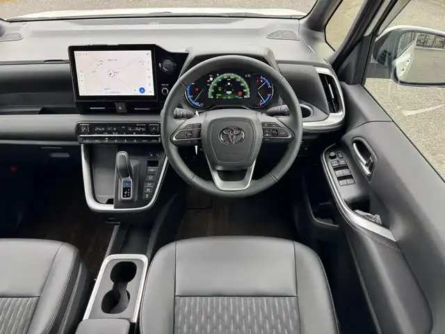 トヨタ ノア ハイブリッド S－Z 滋賀県 2025(令7)年 0.8万km ホワイトパールクリスタルシャイン ワンオーナー/純正10.5インチディスプレイオーディオPLUS/　コネクティッドナビ対応/　フルセグ Bluetooth CD DVD AM FM/CD・DVDデッキ/パノラミックビューモニター（シースルービュー）/トヨタチームメイト/プロジェクター式LEDヘッドランプ/快適利便パッケージHI/ハンズフリーデュアルパワースライドドア/パワーバックドア/ナノイーX/ステアリンヒーター/キャプテンシート/Toyota Safety Sense /プリクラッシュセーフティー/レーントレーシングアシスト/レーンディパーチャーアラート/レーダークルーズコントロール/ロードサインアシスト/オートマチックハイビーム/ドライバー異常時対応システム/プロアクティブドライビングアシスト/発進遅れ告知機能/パーキングブレーキサポート/クリアランスソナー /AC100V/TZドライブレコーダー前後/ETC2.0/純正17インチアルミ/純正ドアバイザー/スマートキー×2/プッシュスタート/