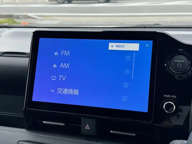 トヨタ ノア ハイブリッド S－Z 滋賀県 2025(令7)年 0.8万km ホワイトパールクリスタルシャイン ワンオーナー/純正10.5インチディスプレイオーディオPLUS/　コネクティッドナビ対応/　フルセグ Bluetooth CD DVD AM FM/CD・DVDデッキ/パノラミックビューモニター（シースルービュー）/トヨタチームメイト/プロジェクター式LEDヘッドランプ/快適利便パッケージHI/ハンズフリーデュアルパワースライドドア/パワーバックドア/ナノイーX/ステアリンヒーター/キャプテンシート/Toyota Safety Sense /プリクラッシュセーフティー/レーントレーシングアシスト/レーンディパーチャーアラート/レーダークルーズコントロール/ロードサインアシスト/オートマチックハイビーム/ドライバー異常時対応システム/プロアクティブドライビングアシスト/発進遅れ告知機能/パーキングブレーキサポート/クリアランスソナー /AC100V/TZドライブレコーダー前後/ETC2.0/純正17インチアルミ/純正ドアバイザー/スマートキー×2/プッシュスタート/