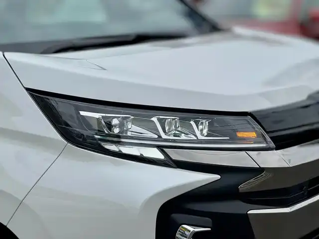 トヨタ ノア ハイブリッド S－Z 滋賀県 2025(令7)年 0.8万km ホワイトパールクリスタルシャイン ワンオーナー/純正10.5インチディスプレイオーディオPLUS/　コネクティッドナビ対応/　フルセグ Bluetooth CD DVD AM FM/CD・DVDデッキ/パノラミックビューモニター（シースルービュー）/トヨタチームメイト/プロジェクター式LEDヘッドランプ/快適利便パッケージHI/ハンズフリーデュアルパワースライドドア/パワーバックドア/ナノイーX/ステアリンヒーター/キャプテンシート/Toyota Safety Sense /プリクラッシュセーフティー/レーントレーシングアシスト/レーンディパーチャーアラート/レーダークルーズコントロール/ロードサインアシスト/オートマチックハイビーム/ドライバー異常時対応システム/プロアクティブドライビングアシスト/発進遅れ告知機能/パーキングブレーキサポート/クリアランスソナー /AC100V/TZドライブレコーダー前後/ETC2.0/純正17インチアルミ/純正ドアバイザー/スマートキー×2/プッシュスタート/