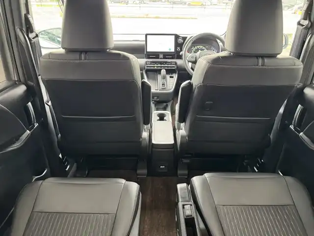 トヨタ ノア ハイブリッド S－Z 滋賀県 2025(令7)年 0.8万km ホワイトパールクリスタルシャイン ワンオーナー/純正10.5インチディスプレイオーディオPLUS/　コネクティッドナビ対応/　フルセグ Bluetooth CD DVD AM FM/CD・DVDデッキ/パノラミックビューモニター（シースルービュー）/トヨタチームメイト/プロジェクター式LEDヘッドランプ/快適利便パッケージHI/ハンズフリーデュアルパワースライドドア/パワーバックドア/ナノイーX/ステアリンヒーター/キャプテンシート/Toyota Safety Sense /プリクラッシュセーフティー/レーントレーシングアシスト/レーンディパーチャーアラート/レーダークルーズコントロール/ロードサインアシスト/オートマチックハイビーム/ドライバー異常時対応システム/プロアクティブドライビングアシスト/発進遅れ告知機能/パーキングブレーキサポート/クリアランスソナー /AC100V/TZドライブレコーダー前後/ETC2.0/純正17インチアルミ/純正ドアバイザー/スマートキー×2/プッシュスタート/