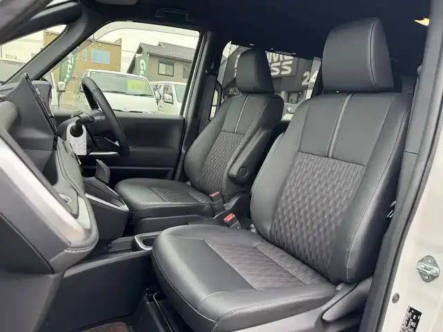 トヨタ ノア ハイブリッド S－Z 滋賀県 2025(令7)年 0.8万km ホワイトパールクリスタルシャイン ワンオーナー/純正10.5インチディスプレイオーディオPLUS/　コネクティッドナビ対応/　フルセグ Bluetooth CD DVD AM FM/CD・DVDデッキ/パノラミックビューモニター（シースルービュー）/トヨタチームメイト/プロジェクター式LEDヘッドランプ/快適利便パッケージHI/ハンズフリーデュアルパワースライドドア/パワーバックドア/ナノイーX/ステアリンヒーター/キャプテンシート/Toyota Safety Sense /プリクラッシュセーフティー/レーントレーシングアシスト/レーンディパーチャーアラート/レーダークルーズコントロール/ロードサインアシスト/オートマチックハイビーム/ドライバー異常時対応システム/プロアクティブドライビングアシスト/発進遅れ告知機能/パーキングブレーキサポート/クリアランスソナー /AC100V/TZドライブレコーダー前後/ETC2.0/純正17インチアルミ/純正ドアバイザー/スマートキー×2/プッシュスタート/