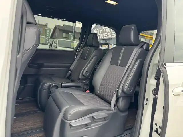 トヨタ ノア ハイブリッド S－Z 滋賀県 2025(令7)年 0.8万km ホワイトパールクリスタルシャイン ワンオーナー/純正10.5インチディスプレイオーディオPLUS/　コネクティッドナビ対応/　フルセグ Bluetooth CD DVD AM FM/CD・DVDデッキ/パノラミックビューモニター（シースルービュー）/トヨタチームメイト/プロジェクター式LEDヘッドランプ/快適利便パッケージHI/ハンズフリーデュアルパワースライドドア/パワーバックドア/ナノイーX/ステアリンヒーター/キャプテンシート/Toyota Safety Sense /プリクラッシュセーフティー/レーントレーシングアシスト/レーンディパーチャーアラート/レーダークルーズコントロール/ロードサインアシスト/オートマチックハイビーム/ドライバー異常時対応システム/プロアクティブドライビングアシスト/発進遅れ告知機能/パーキングブレーキサポート/クリアランスソナー /AC100V/TZドライブレコーダー前後/ETC2.0/純正17インチアルミ/純正ドアバイザー/スマートキー×2/プッシュスタート/