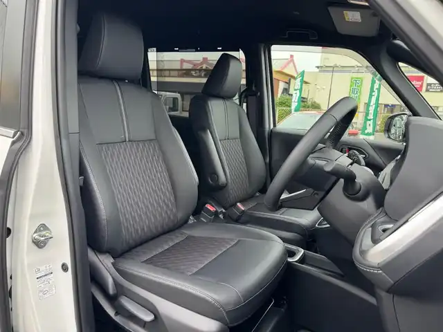 トヨタ ノア ハイブリッド S－Z 滋賀県 2025(令7)年 0.8万km ホワイトパールクリスタルシャイン ワンオーナー/純正10.5インチディスプレイオーディオPLUS/　コネクティッドナビ対応/　フルセグ Bluetooth CD DVD AM FM/CD・DVDデッキ/パノラミックビューモニター（シースルービュー）/トヨタチームメイト/プロジェクター式LEDヘッドランプ/快適利便パッケージHI/ハンズフリーデュアルパワースライドドア/パワーバックドア/ナノイーX/ステアリンヒーター/キャプテンシート/Toyota Safety Sense /プリクラッシュセーフティー/レーントレーシングアシスト/レーンディパーチャーアラート/レーダークルーズコントロール/ロードサインアシスト/オートマチックハイビーム/ドライバー異常時対応システム/プロアクティブドライビングアシスト/発進遅れ告知機能/パーキングブレーキサポート/クリアランスソナー /AC100V/TZドライブレコーダー前後/ETC2.0/純正17インチアルミ/純正ドアバイザー/スマートキー×2/プッシュスタート/