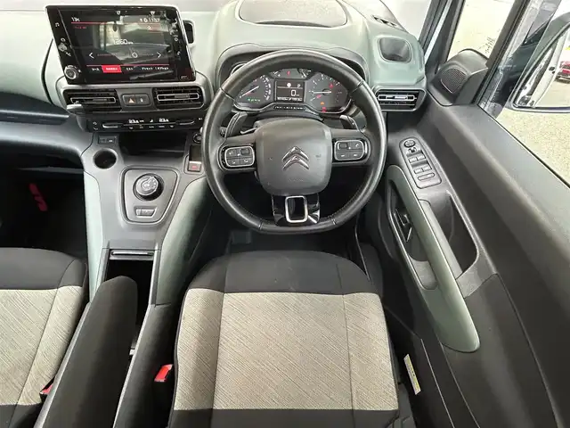 シトロエン ベルランゴ シャイン 宮城県 2021(令3)年 5.2万km ブランバンキーズ ・純正オーディオ/（iPod/USB)/・ガラスルーフ/・革ステアリング/・ステアリングスイッチ/・パドルシフト/・両側スライドドア/・レーンキープアシスト/・後方警戒システム/・前後コーナーセンサー/・電動パーキングブレーキ/・電動格納ミラー/・フロントフォグランプ/・リアフォグランプ/・フロアマット/・ETC/・ISOFIX/・リアプライバシーガラス/・バイザー/・トノカバー/・アッパーフック/・ルーフレール/・純正17インチアルミホイール/・冬タイヤあり/・W＋サイドエアバッグ/ABS/・スマートキー/・スペアキー×1/・プッシュスタート/・取扱説明書