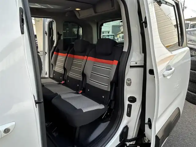 シトロエン ベルランゴ シャイン 宮城県 2021(令3)年 5.2万km ブランバンキーズ ・純正オーディオ/（iPod/USB)/・ガラスルーフ/・革ステアリング/・ステアリングスイッチ/・パドルシフト/・両側スライドドア/・レーンキープアシスト/・後方警戒システム/・前後コーナーセンサー/・電動パーキングブレーキ/・電動格納ミラー/・フロントフォグランプ/・リアフォグランプ/・フロアマット/・ETC/・ISOFIX/・リアプライバシーガラス/・バイザー/・トノカバー/・アッパーフック/・ルーフレール/・純正17インチアルミホイール/・冬タイヤあり/・W＋サイドエアバッグ/ABS/・スマートキー/・スペアキー×1/・プッシュスタート/・取扱説明書