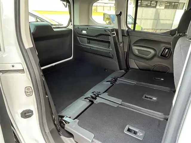 シトロエン ベルランゴ シャイン 宮城県 2021(令3)年 5.2万km ブランバンキーズ ・純正オーディオ/（iPod/USB)/・ガラスルーフ/・革ステアリング/・ステアリングスイッチ/・パドルシフト/・両側スライドドア/・レーンキープアシスト/・後方警戒システム/・前後コーナーセンサー/・電動パーキングブレーキ/・電動格納ミラー/・フロントフォグランプ/・リアフォグランプ/・フロアマット/・ETC/・ISOFIX/・リアプライバシーガラス/・バイザー/・トノカバー/・アッパーフック/・ルーフレール/・純正17インチアルミホイール/・冬タイヤあり/・W＋サイドエアバッグ/ABS/・スマートキー/・スペアキー×1/・プッシュスタート/・取扱説明書