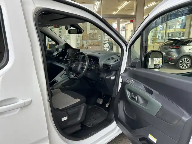 シトロエン ベルランゴ シャイン 宮城県 2021(令3)年 5.2万km ブランバンキーズ ・純正オーディオ/（iPod/USB)/・ガラスルーフ/・革ステアリング/・ステアリングスイッチ/・パドルシフト/・両側スライドドア/・レーンキープアシスト/・後方警戒システム/・前後コーナーセンサー/・電動パーキングブレーキ/・電動格納ミラー/・フロントフォグランプ/・リアフォグランプ/・フロアマット/・ETC/・ISOFIX/・リアプライバシーガラス/・バイザー/・トノカバー/・アッパーフック/・ルーフレール/・純正17インチアルミホイール/・冬タイヤあり/・W＋サイドエアバッグ/ABS/・スマートキー/・スペアキー×1/・プッシュスタート/・取扱説明書