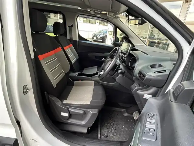 シトロエン ベルランゴ シャイン 宮城県 2021(令3)年 5.2万km ブランバンキーズ ・純正オーディオ/（iPod/USB)/・ガラスルーフ/・革ステアリング/・ステアリングスイッチ/・パドルシフト/・両側スライドドア/・レーンキープアシスト/・後方警戒システム/・前後コーナーセンサー/・電動パーキングブレーキ/・電動格納ミラー/・フロントフォグランプ/・リアフォグランプ/・フロアマット/・ETC/・ISOFIX/・リアプライバシーガラス/・バイザー/・トノカバー/・アッパーフック/・ルーフレール/・純正17インチアルミホイール/・冬タイヤあり/・W＋サイドエアバッグ/ABS/・スマートキー/・スペアキー×1/・プッシュスタート/・取扱説明書