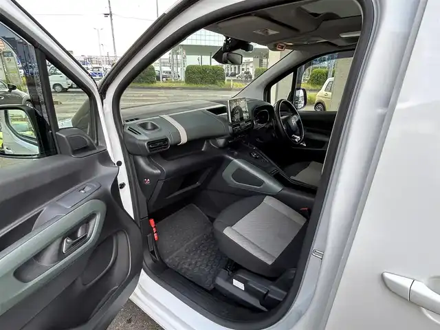 シトロエン ベルランゴ シャイン 宮城県 2021(令3)年 5.2万km ブランバンキーズ ・純正オーディオ/（iPod/USB)/・ガラスルーフ/・革ステアリング/・ステアリングスイッチ/・パドルシフト/・両側スライドドア/・レーンキープアシスト/・後方警戒システム/・前後コーナーセンサー/・電動パーキングブレーキ/・電動格納ミラー/・フロントフォグランプ/・リアフォグランプ/・フロアマット/・ETC/・ISOFIX/・リアプライバシーガラス/・バイザー/・トノカバー/・アッパーフック/・ルーフレール/・純正17インチアルミホイール/・冬タイヤあり/・W＋サイドエアバッグ/ABS/・スマートキー/・スペアキー×1/・プッシュスタート/・取扱説明書