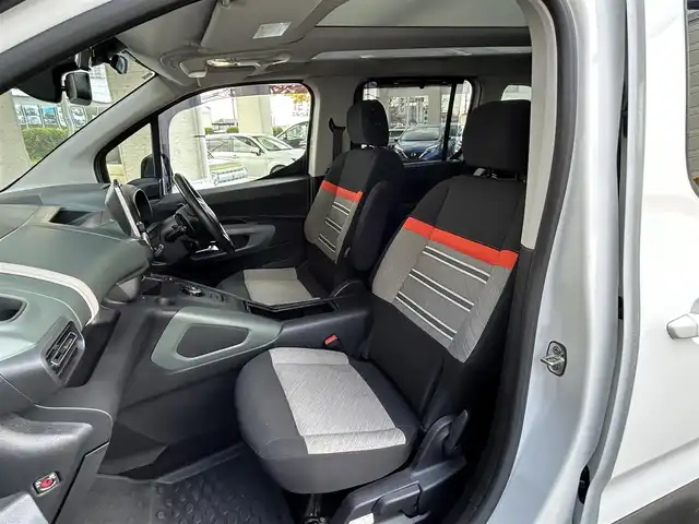 シトロエン ベルランゴ シャイン 宮城県 2021(令3)年 5.2万km ブランバンキーズ ・純正オーディオ/（iPod/USB)/・ガラスルーフ/・革ステアリング/・ステアリングスイッチ/・パドルシフト/・両側スライドドア/・レーンキープアシスト/・後方警戒システム/・前後コーナーセンサー/・電動パーキングブレーキ/・電動格納ミラー/・フロントフォグランプ/・リアフォグランプ/・フロアマット/・ETC/・ISOFIX/・リアプライバシーガラス/・バイザー/・トノカバー/・アッパーフック/・ルーフレール/・純正17インチアルミホイール/・冬タイヤあり/・W＋サイドエアバッグ/ABS/・スマートキー/・スペアキー×1/・プッシュスタート/・取扱説明書