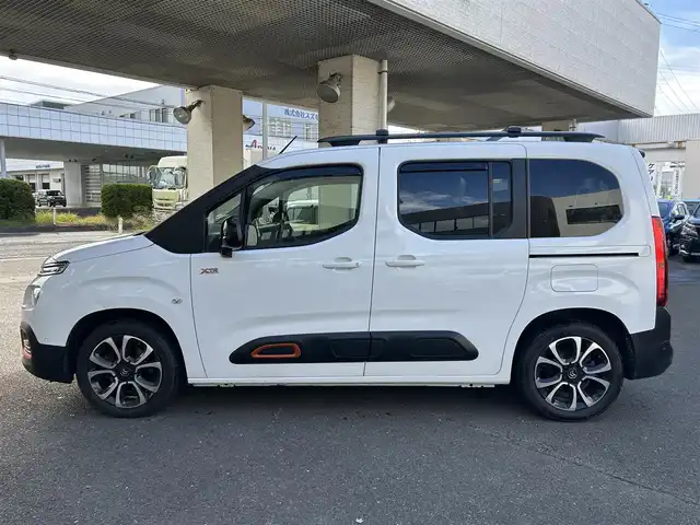 シトロエン ベルランゴ シャイン 宮城県 2021(令3)年 5.2万km ブランバンキーズ ・純正オーディオ/（iPod/USB)/・ガラスルーフ/・革ステアリング/・ステアリングスイッチ/・パドルシフト/・両側スライドドア/・レーンキープアシスト/・後方警戒システム/・前後コーナーセンサー/・電動パーキングブレーキ/・電動格納ミラー/・フロントフォグランプ/・リアフォグランプ/・フロアマット/・ETC/・ISOFIX/・リアプライバシーガラス/・バイザー/・トノカバー/・アッパーフック/・ルーフレール/・純正17インチアルミホイール/・冬タイヤあり/・W＋サイドエアバッグ/ABS/・スマートキー/・スペアキー×1/・プッシュスタート/・取扱説明書