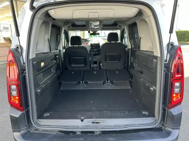 シトロエン ベルランゴ シャイン 宮城県 2021(令3)年 5.2万km ブランバンキーズ ・純正オーディオ/（iPod/USB)/・ガラスルーフ/・革ステアリング/・ステアリングスイッチ/・パドルシフト/・両側スライドドア/・レーンキープアシスト/・後方警戒システム/・前後コーナーセンサー/・電動パーキングブレーキ/・電動格納ミラー/・フロントフォグランプ/・リアフォグランプ/・フロアマット/・ETC/・ISOFIX/・リアプライバシーガラス/・バイザー/・トノカバー/・アッパーフック/・ルーフレール/・純正17インチアルミホイール/・冬タイヤあり/・W＋サイドエアバッグ/ABS/・スマートキー/・スペアキー×1/・プッシュスタート/・取扱説明書