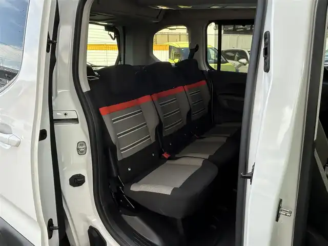 シトロエン ベルランゴ シャイン 宮城県 2021(令3)年 5.2万km ブランバンキーズ ・純正オーディオ/（iPod/USB)/・ガラスルーフ/・革ステアリング/・ステアリングスイッチ/・パドルシフト/・両側スライドドア/・レーンキープアシスト/・後方警戒システム/・前後コーナーセンサー/・電動パーキングブレーキ/・電動格納ミラー/・フロントフォグランプ/・リアフォグランプ/・フロアマット/・ETC/・ISOFIX/・リアプライバシーガラス/・バイザー/・トノカバー/・アッパーフック/・ルーフレール/・純正17インチアルミホイール/・冬タイヤあり/・W＋サイドエアバッグ/ABS/・スマートキー/・スペアキー×1/・プッシュスタート/・取扱説明書