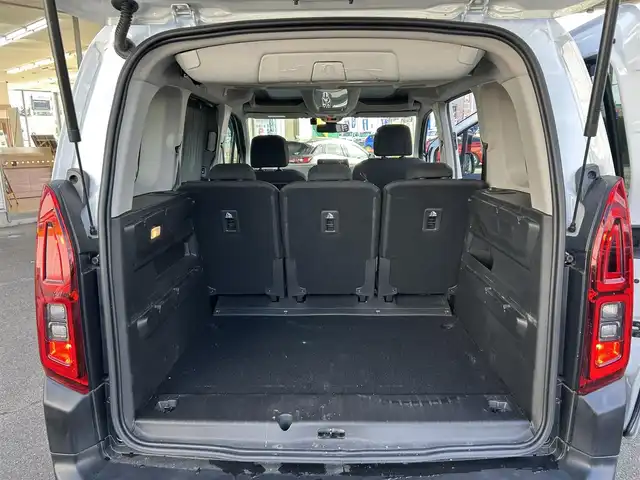 シトロエン ベルランゴ シャイン 宮城県 2021(令3)年 5.2万km ブランバンキーズ ・純正オーディオ/（iPod/USB)/・ガラスルーフ/・革ステアリング/・ステアリングスイッチ/・パドルシフト/・両側スライドドア/・レーンキープアシスト/・後方警戒システム/・前後コーナーセンサー/・電動パーキングブレーキ/・電動格納ミラー/・フロントフォグランプ/・リアフォグランプ/・フロアマット/・ETC/・ISOFIX/・リアプライバシーガラス/・バイザー/・トノカバー/・アッパーフック/・ルーフレール/・純正17インチアルミホイール/・冬タイヤあり/・W＋サイドエアバッグ/ABS/・スマートキー/・スペアキー×1/・プッシュスタート/・取扱説明書