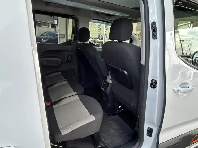 シトロエン ベルランゴ シャイン 宮城県 2021(令3)年 5.2万km ブランバンキーズ ・純正オーディオ/（iPod/USB)/・ガラスルーフ/・革ステアリング/・ステアリングスイッチ/・パドルシフト/・両側スライドドア/・レーンキープアシスト/・後方警戒システム/・前後コーナーセンサー/・電動パーキングブレーキ/・電動格納ミラー/・フロントフォグランプ/・リアフォグランプ/・フロアマット/・ETC/・ISOFIX/・リアプライバシーガラス/・バイザー/・トノカバー/・アッパーフック/・ルーフレール/・純正17インチアルミホイール/・冬タイヤあり/・W＋サイドエアバッグ/ABS/・スマートキー/・スペアキー×1/・プッシュスタート/・取扱説明書