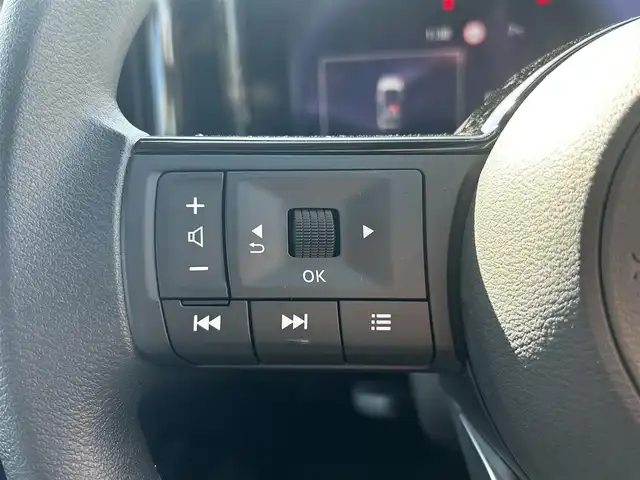 日産 ノート X 福島県 2024(令6)年 0.7万km スーパーブラック 純正ディスプレイオーディオ/（ＢＴ／ＡｐｐｌｅｃａｒＰｌａｙ／ＡｎｄｒｏｉｄＡｕｔｏ／ｉＰｏｄ）/全方位カメラ　/標識認識機能　/横滑り防止装置　/衝突被害軽減システム　/コーナーセンサー前後　/純正フロアマット/オートライト/オートハイビーム/ドライブレコーダー/ブラインドスポットモニター/LEDヘッドライト