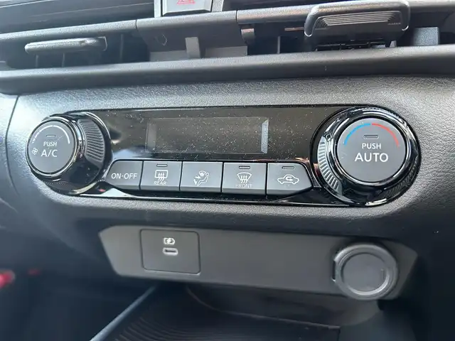 日産 ノート X 福島県 2024(令6)年 0.7万km スーパーブラック 純正ディスプレイオーディオ/（ＢＴ／ＡｐｐｌｅｃａｒＰｌａｙ／ＡｎｄｒｏｉｄＡｕｔｏ／ｉＰｏｄ）/全方位カメラ　/標識認識機能　/横滑り防止装置　/衝突被害軽減システム　/コーナーセンサー前後　/純正フロアマット/オートライト/オートハイビーム/ドライブレコーダー/ブラインドスポットモニター/LEDヘッドライト