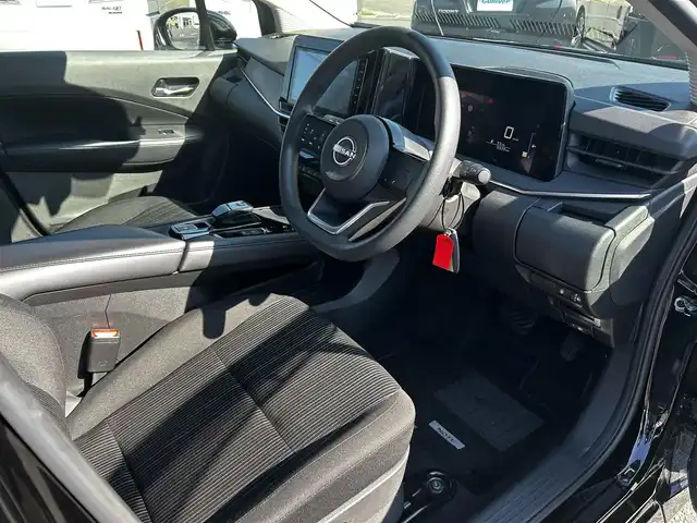 日産 ノート X 福島県 2024(令6)年 0.7万km スーパーブラック 純正ディスプレイオーディオ/（ＢＴ／ＡｐｐｌｅｃａｒＰｌａｙ／ＡｎｄｒｏｉｄＡｕｔｏ／ｉＰｏｄ）/全方位カメラ　/標識認識機能　/横滑り防止装置　/衝突被害軽減システム　/コーナーセンサー前後　/純正フロアマット/オートライト/オートハイビーム/ドライブレコーダー/ブラインドスポットモニター/LEDヘッドライト