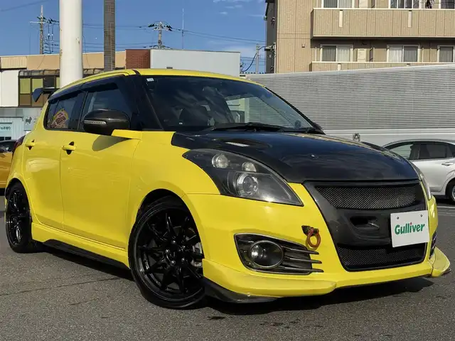 スズキ スイフト スポーツ 千葉県 2014(平26)年 3.1万km チャンピオンイエロー 6速MT/社外シフトノブ/モンスタースポーツ製カーボンボンネット/モンスタースポーツ製カーボングリル/モンスタースポーツ製フロントハーフカーボンエアロ/モンスタースポーツ製サスペンション/モンスタースポーツ製リアカーボンスポイラー/HKS製マフラー(車検対応)/リアフォグランプ/G-SPEED17インチAW/社外ナビ/バックカメラ/AM/FM/CD/DVD/BT/フルセグTV/ビルトインETC/前方ドラレコ/カロッツェリア音響(ツイーター・サブウーハー)搭載/HIDヘッドライト/スマートキー/プッシュスタート/社外フロアマット