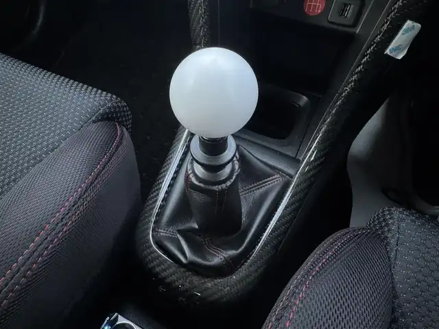 スズキ スイフト スポーツ 千葉県 2014(平26)年 3.1万km チャンピオンイエロー 6速MT/社外シフトノブ/モンスタースポーツ製カーボンボンネット/モンスタースポーツ製カーボングリル/モンスタースポーツ製フロントハーフカーボンエアロ/モンスタースポーツ製サスペンション/モンスタースポーツ製リアカーボンスポイラー/HKS製マフラー(車検対応)/リアフォグランプ/G-SPEED17インチAW/社外ナビ/バックカメラ/AM/FM/CD/DVD/BT/フルセグTV/ビルトインETC/前方ドラレコ/カロッツェリア音響(ツイーター・サブウーハー)搭載/HIDヘッドライト/スマートキー/プッシュスタート/社外フロアマット