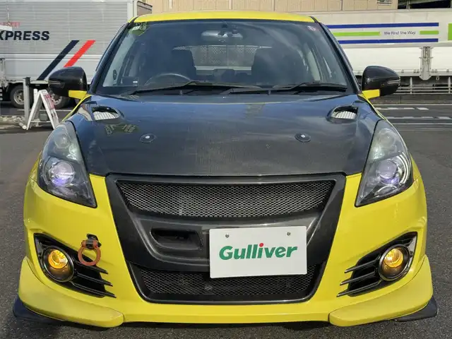 スズキ スイフト スポーツ 千葉県 2014(平26)年 3.1万km チャンピオンイエロー 6速MT/社外シフトノブ/モンスタースポーツ製カーボンボンネット/モンスタースポーツ製カーボングリル/モンスタースポーツ製フロントハーフカーボンエアロ/モンスタースポーツ製サスペンション/モンスタースポーツ製リアカーボンスポイラー/HKS製マフラー(車検対応)/リアフォグランプ/G-SPEED17インチAW/社外ナビ/バックカメラ/AM/FM/CD/DVD/BT/フルセグTV/ビルトインETC/前方ドラレコ/カロッツェリア音響(ツイーター・サブウーハー)搭載/HIDヘッドライト/スマートキー/プッシュスタート/社外フロアマット