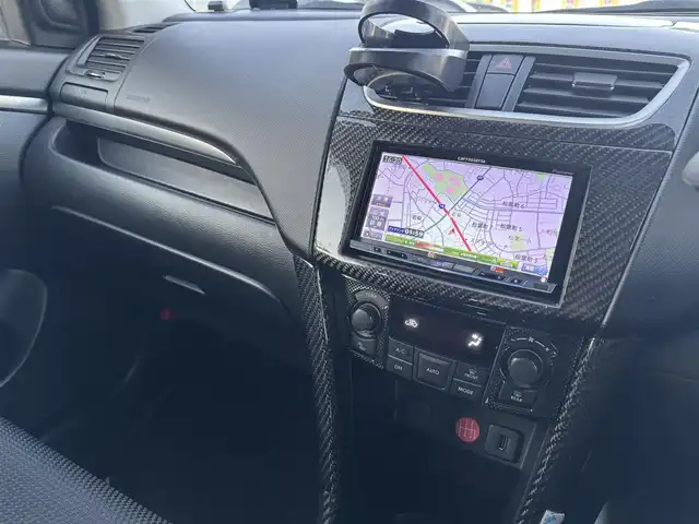 スズキ スイフト スポーツ 千葉県 2014(平26)年 3.1万km チャンピオンイエロー 6速MT/社外シフトノブ/モンスタースポーツ製カーボンボンネット/モンスタースポーツ製カーボングリル/モンスタースポーツ製フロントハーフカーボンエアロ/モンスタースポーツ製サスペンション/モンスタースポーツ製リアカーボンスポイラー/HKS製マフラー(車検対応)/リアフォグランプ/G-SPEED17インチAW/社外ナビ/バックカメラ/AM/FM/CD/DVD/BT/フルセグTV/ビルトインETC/前方ドラレコ/カロッツェリア音響(ツイーター・サブウーハー)搭載/HIDヘッドライト/スマートキー/プッシュスタート/社外フロアマット