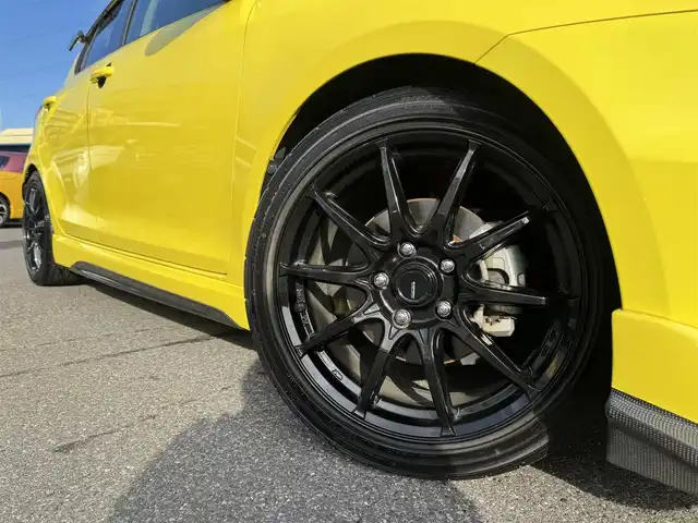 スズキ スイフト スポーツ 千葉県 2014(平26)年 3.1万km チャンピオンイエロー 6速MT/社外シフトノブ/モンスタースポーツ製カーボンボンネット/モンスタースポーツ製カーボングリル/モンスタースポーツ製フロントハーフカーボンエアロ/モンスタースポーツ製サスペンション/モンスタースポーツ製リアカーボンスポイラー/HKS製マフラー(車検対応)/リアフォグランプ/G-SPEED17インチAW/社外ナビ/バックカメラ/AM/FM/CD/DVD/BT/フルセグTV/ビルトインETC/前方ドラレコ/カロッツェリア音響(ツイーター・サブウーハー)搭載/HIDヘッドライト/スマートキー/プッシュスタート/社外フロアマット