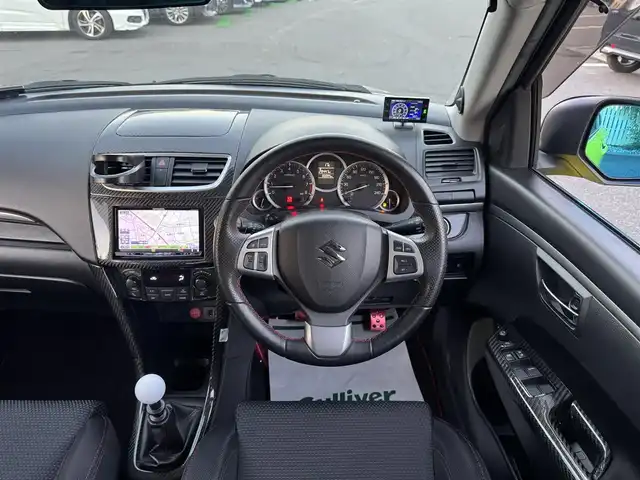 スズキ スイフト スポーツ 千葉県 2014(平26)年 3.1万km チャンピオンイエロー 6速MT/社外シフトノブ/モンスタースポーツ製カーボンボンネット/モンスタースポーツ製カーボングリル/モンスタースポーツ製フロントハーフカーボンエアロ/モンスタースポーツ製サスペンション/モンスタースポーツ製リアカーボンスポイラー/HKS製マフラー(車検対応)/リアフォグランプ/G-SPEED17インチAW/社外ナビ/バックカメラ/AM/FM/CD/DVD/BT/フルセグTV/ビルトインETC/前方ドラレコ/カロッツェリア音響(ツイーター・サブウーハー)搭載/HIDヘッドライト/スマートキー/プッシュスタート/社外フロアマット