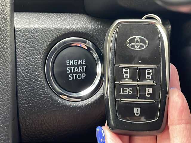 トヨタ グランエース プレミアム 茨城県 2020(令2)年 6.2万km ブラック トヨタセーフティセンス/アクティブクルーズコントロール/ステアリングスイッチ/純正ナビ　フルセグ/BT/AM/FM/アラウンドビューモニター/全席パワーシート/レザーシート/両側パワースライド/後席モニター/シートヒーター/オットマン/オートハイビーム/LEDオートライト/純正フロアマット/純正アルミホイール/USBポート/ブラインドスポット/ドラレコ//スマートキー/ETC