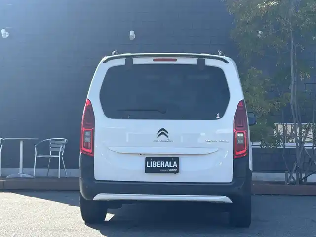 シトロエン ベルランゴ シャイン XTRパック 滋賀県 2021(令3)年 4万km ブランバンキーズ 純正ナビ/BTオーディオ/フルセグTV/AppleCarPlay／AndroidAuto/USB入力端子/iPod／AUX/全方位カメラ/インテリジェンスミラー/ETC/ドライブレコーダー/MTモード付き/ブラインドスポットモニター/パノラマルーフ/ヘッドライトレベライザー/ドアバイザー