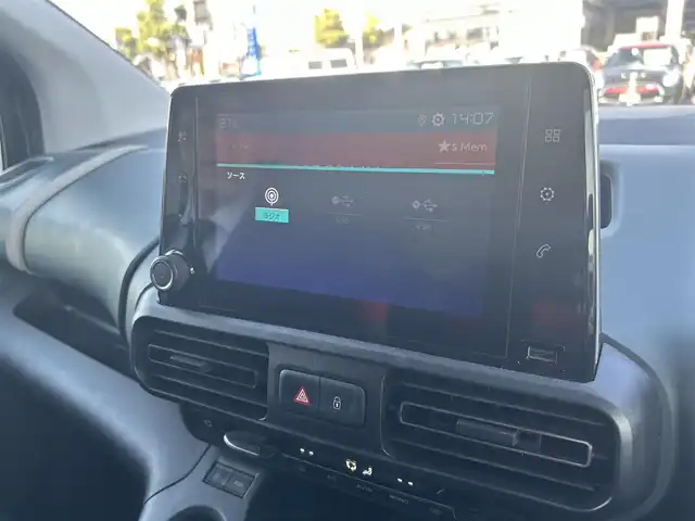 シトロエン ベルランゴ シャイン XTRパック 滋賀県 2021(令3)年 4万km ブランバンキーズ 純正ナビ/BTオーディオ/フルセグTV/AppleCarPlay／AndroidAuto/USB入力端子/iPod／AUX/全方位カメラ/インテリジェンスミラー/ETC/ドライブレコーダー/MTモード付き/ブラインドスポットモニター/パノラマルーフ/ヘッドライトレベライザー/ドアバイザー