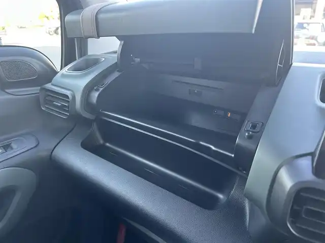 シトロエン ベルランゴ シャイン XTRパック 滋賀県 2021(令3)年 4万km ブランバンキーズ 純正ナビ/BTオーディオ/フルセグTV/AppleCarPlay／AndroidAuto/USB入力端子/iPod／AUX/全方位カメラ/インテリジェンスミラー/ETC/ドライブレコーダー/MTモード付き/ブラインドスポットモニター/パノラマルーフ/ヘッドライトレベライザー/ドアバイザー