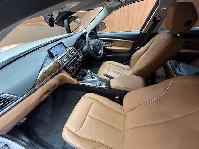 ＢＭＷ ３２０ｄ ツーリング ラグジュアリー 千葉県 2018(平30)年 2万km ミネラルホワイト ＡＣＣ　/純正ナビ　/バックカメラ　/ＰＤＣ　/レザーシート　/シートヒーター　/メモリーパワーシート　/ＢＳＭ　/レーンアシスト　/ＬＥＤヘッドライト　/オートライト　/電動リアゲート　/ドライブレコーダー　/ＥＴＣ