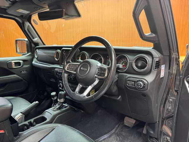 クライスラー・ジープ ジープ ラングラー アンリミテッド サハラ 千葉県 2019(令1)年 5.5万km グラナイトクリスタルメタリッククリアコート レザーパッケージ　/ACC　/ナビ　/TV　/Bカメラ　/Bluetooth接続　/シートヒーター　/ステアリングヒーター　/LEDヘッドライト　/オートライト　/純正18インチAW　/ワンオーナー　/衝突軽減B　/ETC