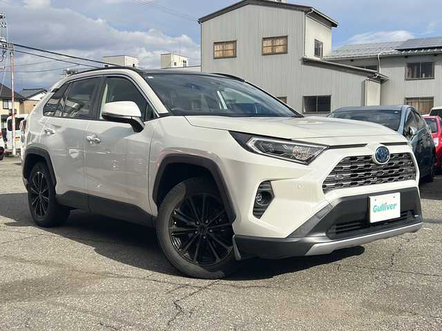 トヨタ ＲＡＶ４ ハイブリットG 福井県 2020(令2)年 8万km ホワイトパールクリスタルシャイン ワンオーナー/パノラマルーフ/アルパイン８インチメモリナビゲーション/フルセグテレビ/バックカメラ/プリクラッシュセーフティ/レーンキープアシスト/アダプティブクルーズコントロール/ブラインドスポットモニター/社外１８インチアルミホイール/（純正アルミホイール見込みあり）/D席パワーシート/黒革シート/パワーシート/パワーバックドア/シートヒーター/ルーフレール/ETC/前後ドライブレコーダー/スマートキー/プッシュスタート/保証書/取扱説明書