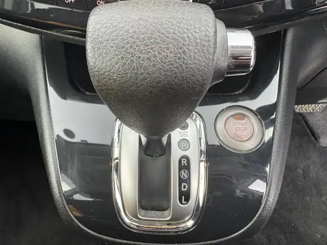 日産 セレナ ハイウェイスター Sハイブリッド 愛知県 2012(平24)年 8.7万km ブリリアントホワイトパール 純正ナビ/（フルセグ／ＢＴ／ＣＤ／ＤＶＤ）/クルーズコントロール/両側パワースライドドア/横滑り防止装置/純正マット/純正ＡＷ/オートライト/プッシュスタート/スマートキー/三列シート