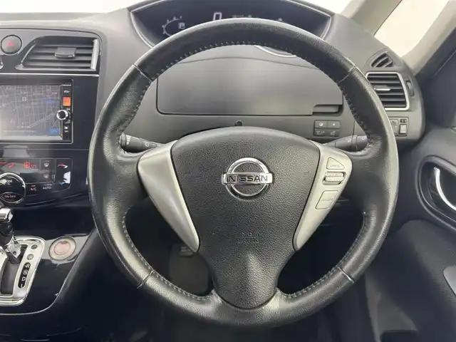 日産 セレナ ハイウェイスター Sハイブリッド 愛知県 2012(平24)年 8.7万km ブリリアントホワイトパール 純正ナビ/（フルセグ／ＢＴ／ＣＤ／ＤＶＤ）/クルーズコントロール/両側パワースライドドア/横滑り防止装置/純正マット/純正ＡＷ/オートライト/プッシュスタート/スマートキー/三列シート