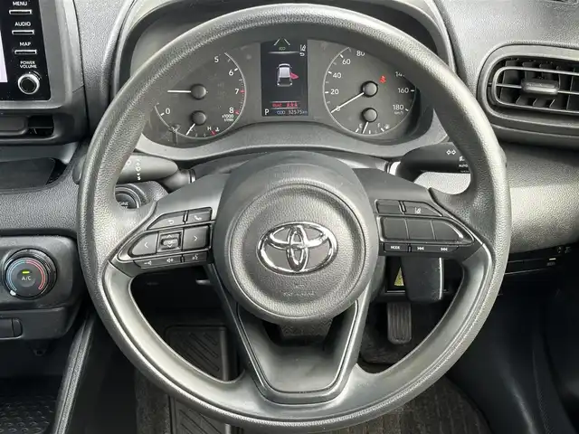 トヨタ ヤリス X 愛知県 2020(令2)年 3.3万km ブラック/コーラルクリスタルシャイン トヨタ純正ディスプレイオーディオ/バックカメラ/ステアリングリモコン/ドライブレコーダー/ETC/フルフラットシート/トヨタセーフティセンス/　　・プリクラッシュセーフティ/　　・レーントレーシングサポート/　　・オートマチックハイビーム/横滑り防止機能/エアバック/　　・運転席/助手席/サイド/カーテン/スマートキー