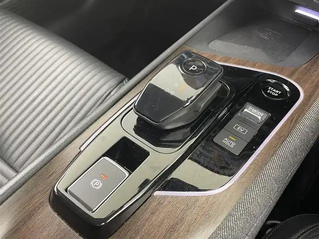 日産 オーラ G FOUR レザーエディション 埼玉県 2022(令4)年 2.6万km ピュアホワイトパール / スーパーブラック 2トーン BOSEサウンド/純正ナビ/　(フルセグ・AM・FM・Bluetooth)/全方位支援システム/アラウンドビューモニター/インテリジェントルームミラー/インテリジェントエマージェンシーブレーキ/プロパイロット/標識検知支援/ルート減速支援/ステアリングヒーター/ビルトインETC2.0/クルーズコントロール/純正アルミホイール１７インチ/前方ドライブレコーダー/純正フロアマット