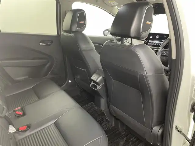 日産 オーラ G FOUR レザーエディション 埼玉県 2022(令4)年 2.6万km ピュアホワイトパール / スーパーブラック 2トーン BOSEサウンド/純正ナビ/　(フルセグ・AM・FM・Bluetooth)/全方位支援システム/アラウンドビューモニター/インテリジェントルームミラー/インテリジェントエマージェンシーブレーキ/プロパイロット/標識検知支援/ルート減速支援/ステアリングヒーター/ビルトインETC2.0/クルーズコントロール/純正アルミホイール１７インチ/前方ドライブレコーダー/純正フロアマット